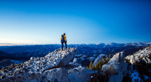 escaladora de rock femenina liderando en el parque nacional yosemite en california - escalada en solitario fotografías e imágenes de stock