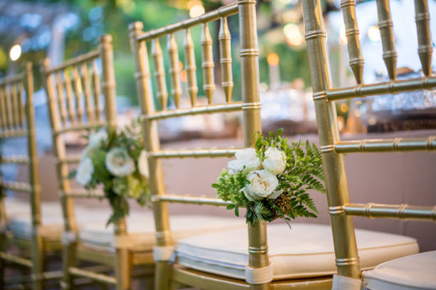 décoration de fleur sur des chaises pour la réception de mariage de jardin - elope photos et images de collection