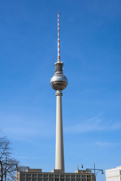 the fernsehturm, berlins highest building - plattenbau berlin germany east germany office building stock-fotos und bilder