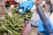 eine-frau-schm%C3%BCckt-ein-weihnachtsar
