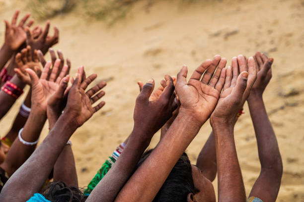 arme indische kinder, die nach nahrung fragen, indien - human hand hand raised human arm assistance stock-fotos und bilder