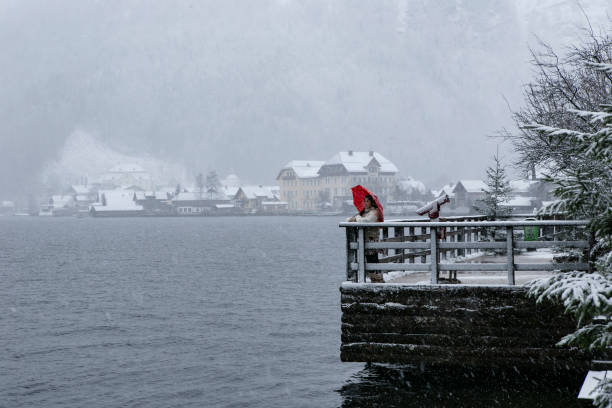 아시아 여행자는 할슈타트에서 겨울 시즌 동안 눈을 즐길 수 - ski resort village austria winter 뉴스 사진 이미지