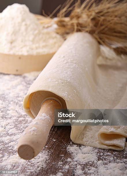 Teig Und Nudelholz Und Mehl Stockfoto und mehr Bilder von Backen - Backen, Bäckerei, Dessertpasteten