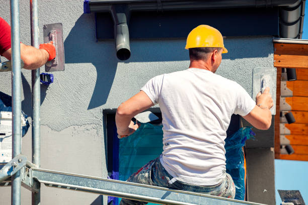 строитель оштукатурит фасад здания. - plasterer plaster wall dirty стоковые фото и изображения