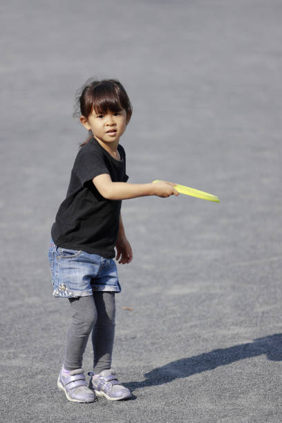 istock Japanese girl playing flying disc (5 years old) 1223607298