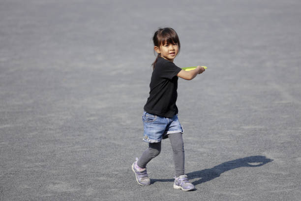 istock Japanese girl playing flying disc (5 years old) 1223607505