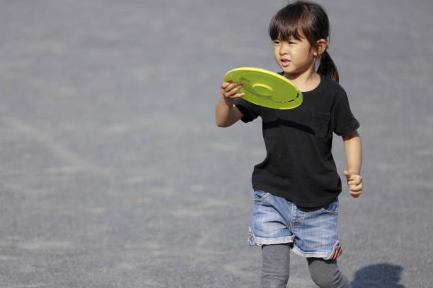 istock Japanese girl playing flying disc (5 years old) 1223608054