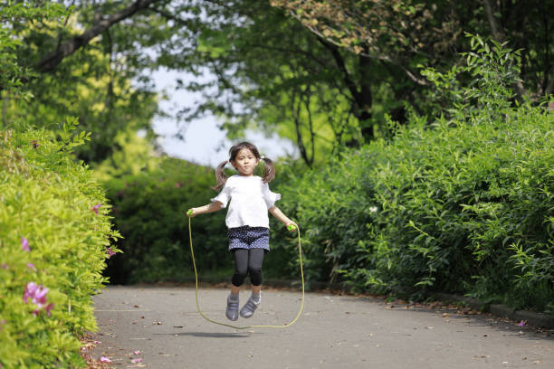 chica japonesa (5 años) jugando con la cuerda de salto - 4 5 years fotografías e imágenes de stock