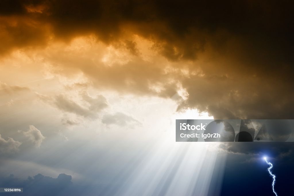 Spettacolare sfondo del cielo e nuvole scure - Foto stock royalty-free di Lampo