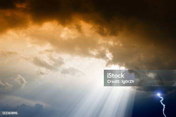 Dramatyczne Tło Ciemne Niebo I Chmury - zdjęcia stockowe i więcej obrazów Błyskawica - Błyskawica, Słońce, Światło słoneczne