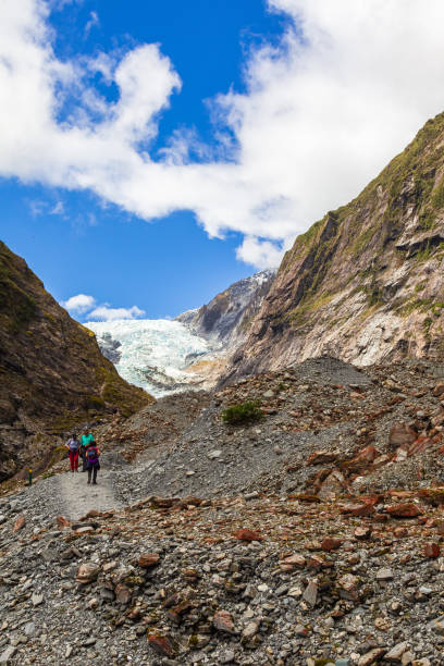 フランツ・ジョセフ氷河のトラックキング。石と氷。ニュージーランド, 南島 - falling glacier snow alp ストックフォトと画像