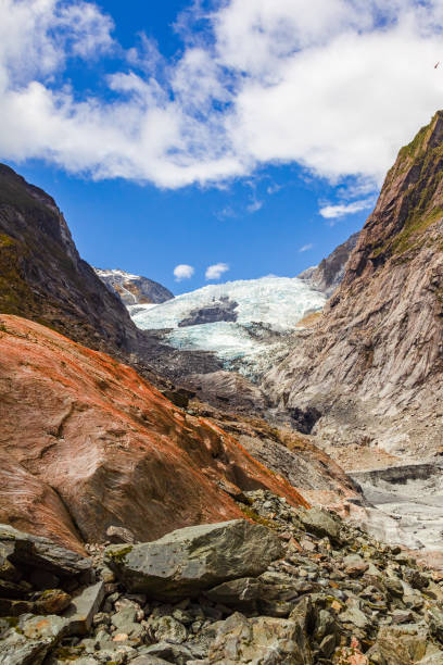 フランツ・ジョセフ氷河図。石と氷。ニュージーランド, 南島 - falling glacier snow alp ストックフォトと画像