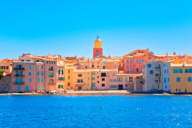 blick auf saint-tropez, französche riviera, frankreich - cannes french riviera france beach stock-fotos und bilder