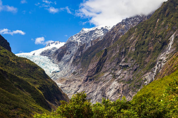 氷河の谷。ニュージーランド サウスアイランド - falling glacier snow alp ストックフォトと画像