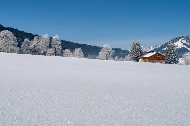 piękna zimowa górska sceneria z tradycyjną górską chatą w alpach. leogang, tyrol, austria - ski resort village austria winter zdjęcia i obrazy z banku zdjęć