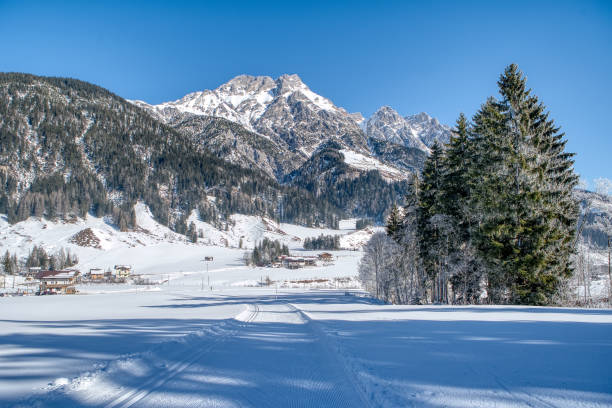 알프스의 전통적인 산과 아름다운 겨울 원더 랜드 산의 풍경. 레오강, 티롤, 오스트리아 - ski resort village austria winter 뉴스 사진 이미지