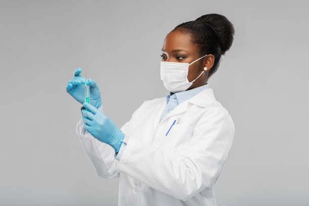 афро-американская женщина-врач со шприцем - doctor medical injection female general practitioner стоковые фото и изображения