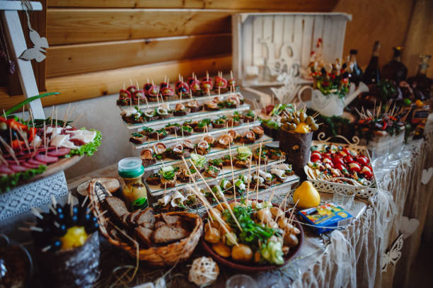 Light snacks in plates on a buffet. Assorted mini-canapes, biscuits, nuts, alcoholic, hamoon delicacies and snacks. Wedding table, birthday, party, business buffet. Close up. Lens blur, film noise aperitivos ligeros en platos en un buffet. surtido de minicanapes, galletas, nueces, delicias alcohólicas, hamoon y aperitivos. mesa de bodas, cumpleaños, fiesta, buffet de negocios. de cerca. desenfoque de la lente, ruido de la película