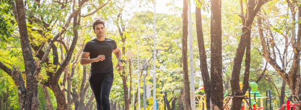 屋外の健康的なランナージョギング。フィットネスとスポーツ健康的なライフスタイルの概念。 - jogging group of people park running ストックフォトと画像