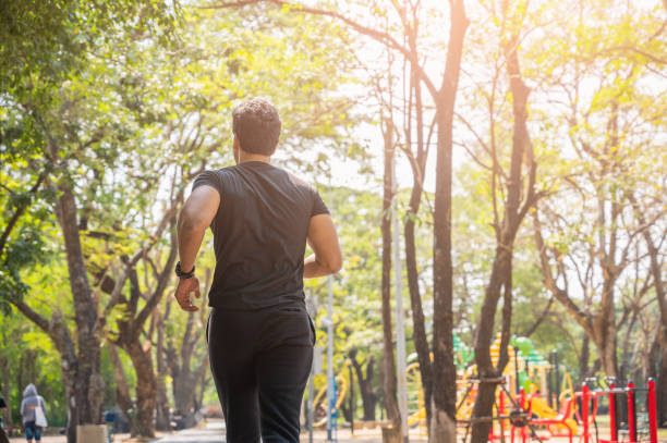 屋外でジョギングする健康的なランナー。フィットネスとスポーツ健康的なライフスタイルの概念。 - jogging group of people park running ストックフォトと画像