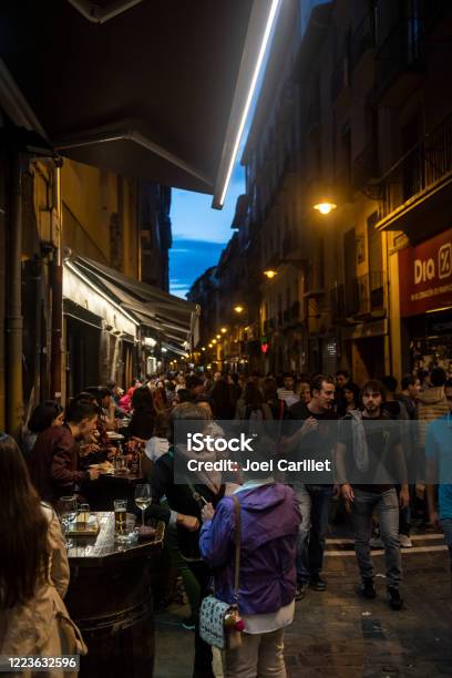 Vida Nocturna En Bares De Pamplona España Foto de stock y más banco de imágenes de Adulto - Adulto, Adulto joven, Aire libre
