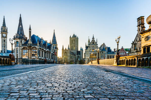 skyline di gand, belgio monumenti visti dal ponte di st. michae - ghent foto e immagini stock