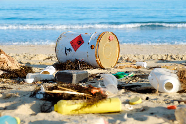 대도시 의 해변에 쓰레기가 유출되었습니다. 빈 사용 더러운 플라스틱 병. 독성 녹슨 배럴. 더러운 흑해. 환경 오염. 생태학적 문제. 독성 폐기물, 화학 산업. 움직이는 파도 - pollution sea toxic waste garbage 뉴스 사진 이미지