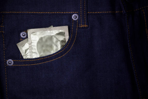 kondome in einer jeanstasche. konzept sexuell übertragbarer infektionen. - chlamydia condom sexually transmitted disease sex stock-fotos und bilder