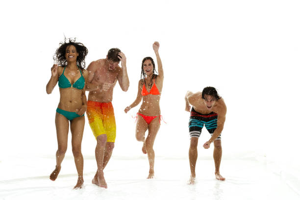 afrikanische ethnische gruppe freund hipster tanzen vor weißem hintergrund in bademode - happy men rain water dance stock-fotos und bilder