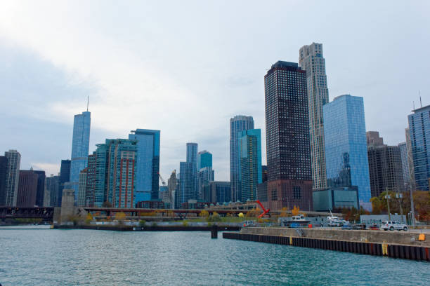 edifícios horizonte de chicago centro e área da baía - chicago skyline illinois downtown district - fotografias e filmes do acervo