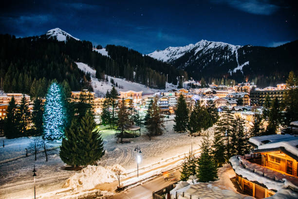 invierno en madonna di campiglio, trentino, italia - natural landmark winter season mountain peak fotografías e imágenes de stock