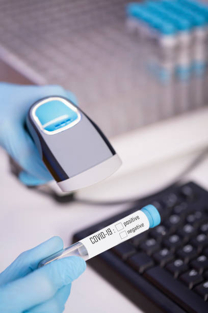 Women doctor in Medical laboratory working test with medical samples using modern equipment. Laboratory Medical Equipment Medical devices for analyzes. Tested for Coronavirus (COVID-19), AIDS and definition of DNA, RNA virus. mujeres doctoras en laboratorio médico prueba de trabajo con muestras médicas utilizando equipos modernos. equipos médicos de laboratorio dispositivos médicos para análisis. probado para coronavirus (covid-19), sida y definición de adn, virus de arn.