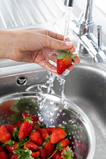 erdbeere waschen - washing fruit preparing food strawberry stock-fotos und bilder