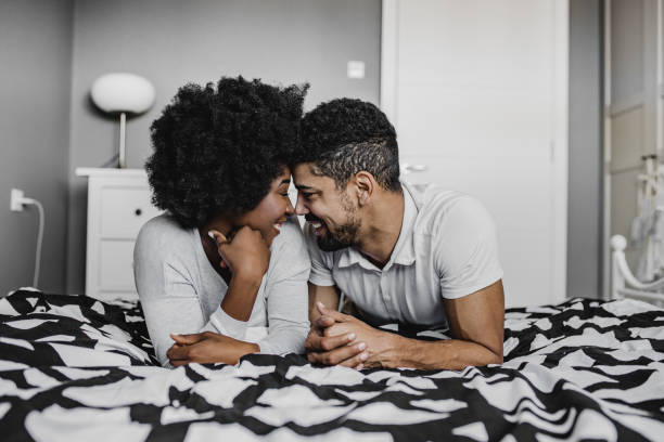 사랑하는 젊은 아프리카 계 미국인 커플 에 침대 - sexual activity black couple african descent 뉴스 사진 이미지