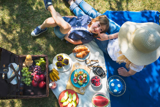 mutter und kind beim picknick. spaß im hinterhof während der covid-19-krise - picknick stock-fotos und bilder