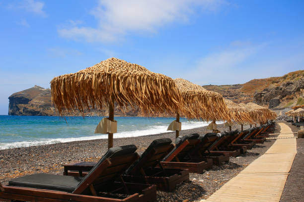 santorini - der schwarze strand aus dem süden der insel. - black sand beach santorini greece stock-fotos und bilder