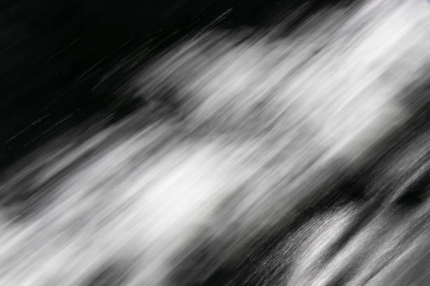 immagine sfocata in bianco e nero dell'acqua in movimento alla luce del sole - ethereal foto e immagini stock