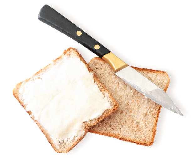 sandwich mit frischkäse und messer auf weißem, isoliertem hintergrund. der blick von oben - looking at view flash stock-fotos und bilder