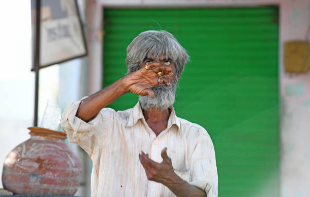 indien: obdachloser psychisch kranker mann in rajasthan - mentally ill stock-fotos und bilder