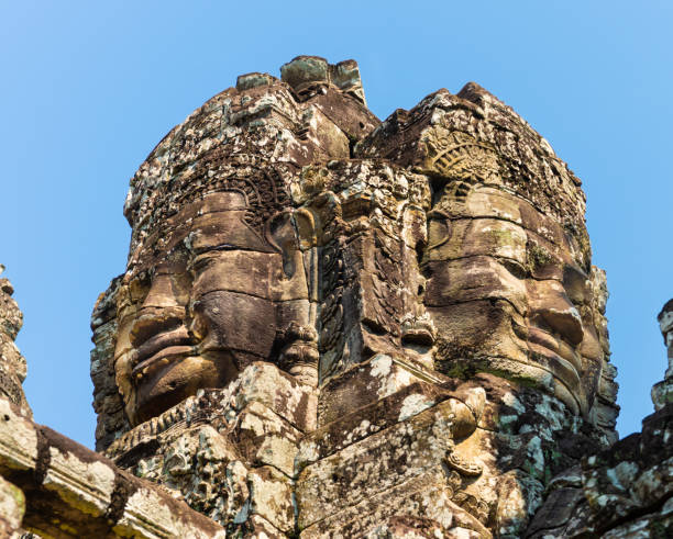 nahaufnahme der alten steingesichter des bayon-tempels in angkor thom, kambodscha - cambodia traditional culture ancient angkor stock-fotos und bilder