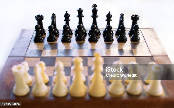 Foto de Tabuleiro De Xadrez Montado E Pronto Para Jogar e mais fotos de  stock de Bispo - Peça de xadrez - Bispo - Peça de xadrez, Branco, Brigar -  iStock