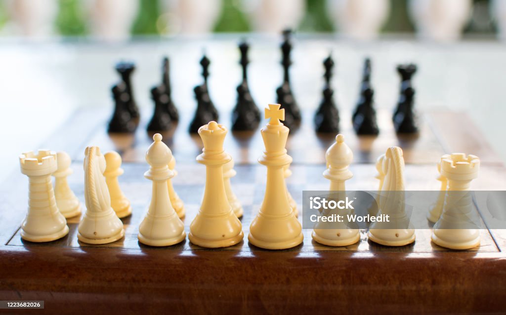 Foto de Tabuleiro De Xadrez Montado E Pronto Para Jogar e mais fotos de  stock de Bispo - Peça de xadrez - Bispo - Peça de xadrez, Branco, Brigar -  iStock