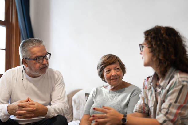 dyskusja rodziny w salonie - senior adult grandfather 70s discussion zdjęcia i obrazy z banku zdjęć