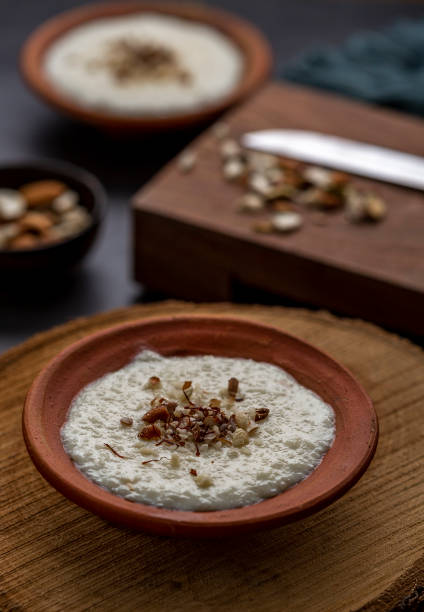 phirni tradycyjny indyjski deser podawany w glinianym garnku - cardamom indian culture food spice zdjęcia i obrazy z banku zdj�ęć