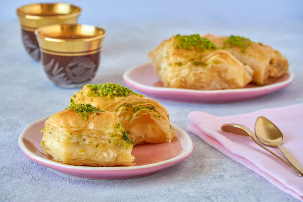 doces de sobremesa árabe knafeh com pistache e queijo - künefe - fotografias e filmes do acervo