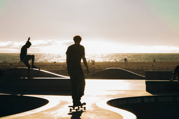 istock Silhouettes skating in Venice beach 1223691006