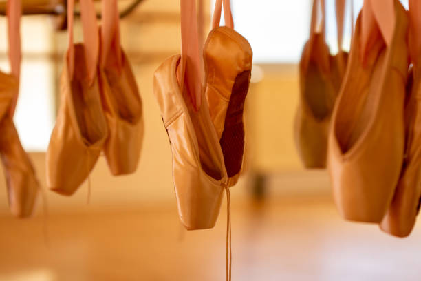 chaussures pointe accrocher sur le bar de ballet dans le studio de danse - chaussures de ballet - pointed toe photos et images de collection