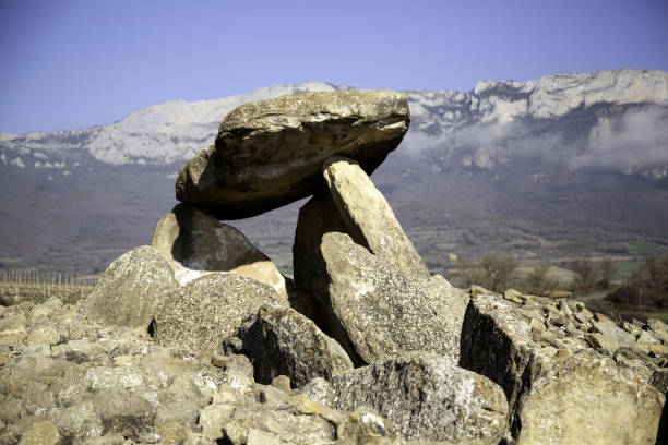 vecchi dolmen di pietra - dolmen stone grave ancient foto e immagini stock