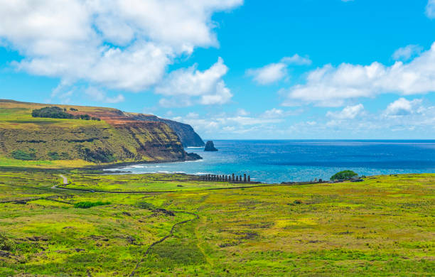 аху тонгарики, остров пасхи, чили - polynesia moai statue island chile стоковые фото и изображения