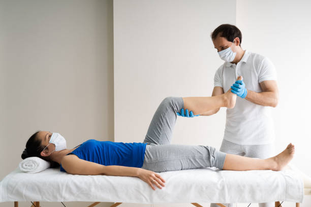 rehabilitación y masaje de lesiones de rodilla de fisioterapia - physical therapy fotografías e imágenes de stock